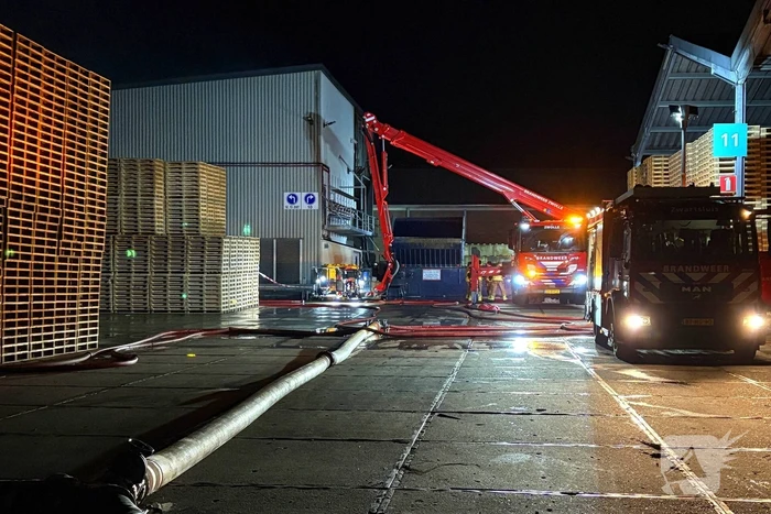 Zeer grote uitslaande brand bij bedrijfspand