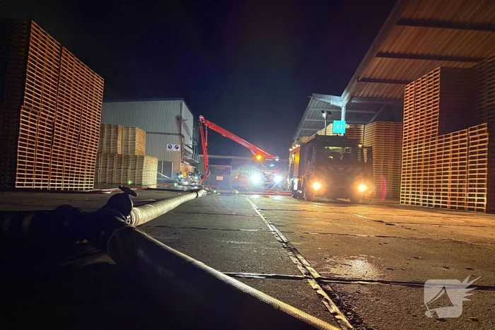 Zeer grote uitslaande brand bij bedrijfspand