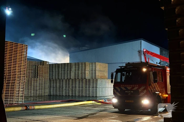 Zeer grote uitslaande brand bij bedrijfspand