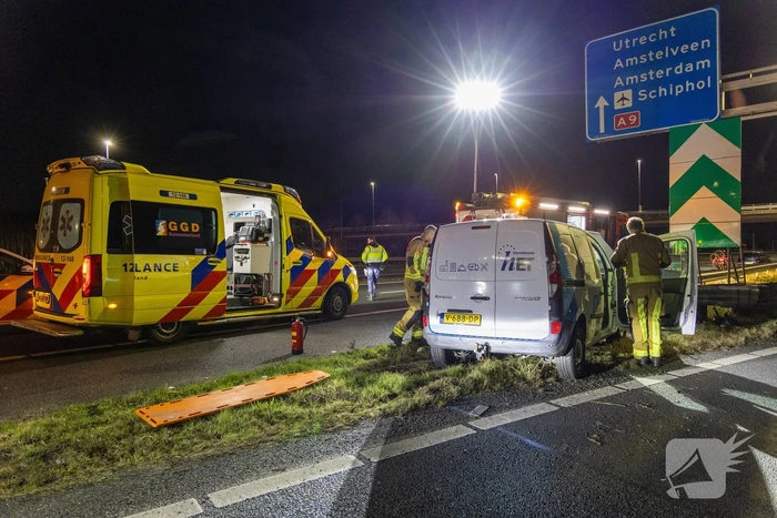 Bestelbus botst op RIMOB