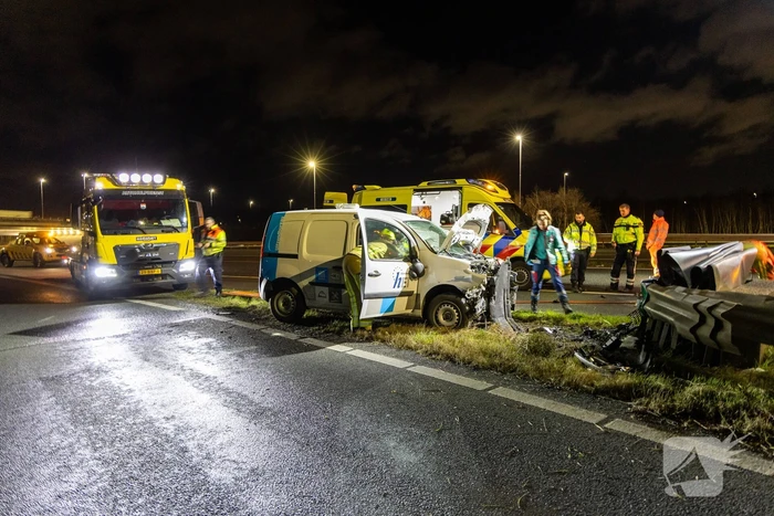 Bestelbus botst op RIMOB