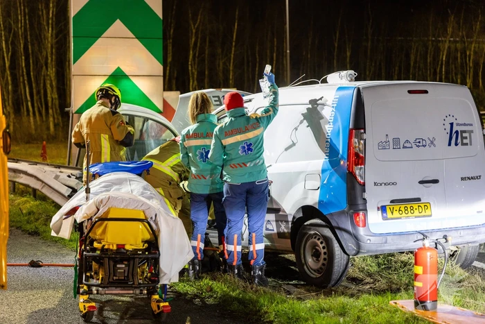 Bestelbus botst op RIMOB