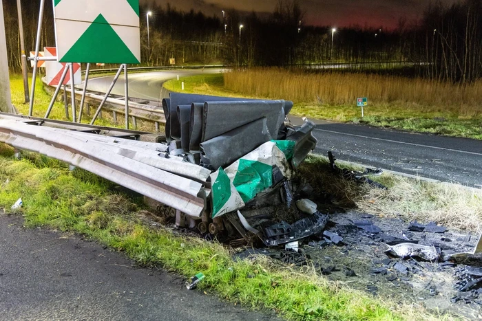 Bestelbus botst op RIMOB