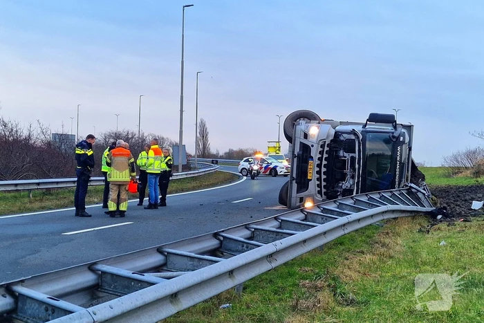 Vrachtwagen gekanteld, chauffeur naar ziekenhuis