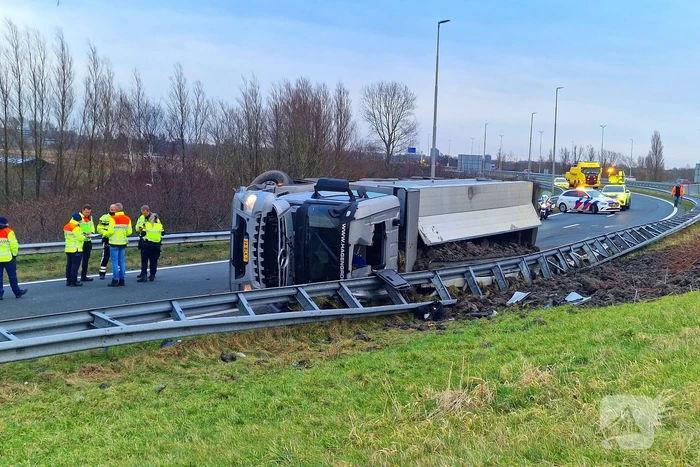 Vrachtwagen gekanteld, chauffeur naar ziekenhuis