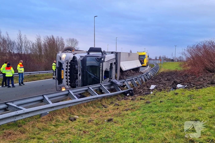 Vrachtwagen gekanteld, chauffeur naar ziekenhuis