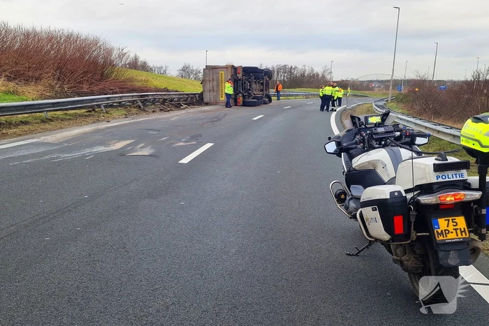 Vrachtwagen gekanteld, chauffeur naar ziekenhuis