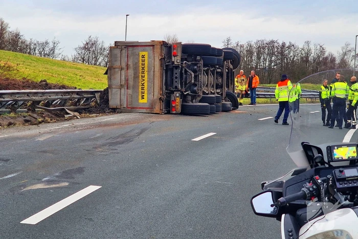 Vrachtwagen gekanteld, chauffeur naar ziekenhuis
