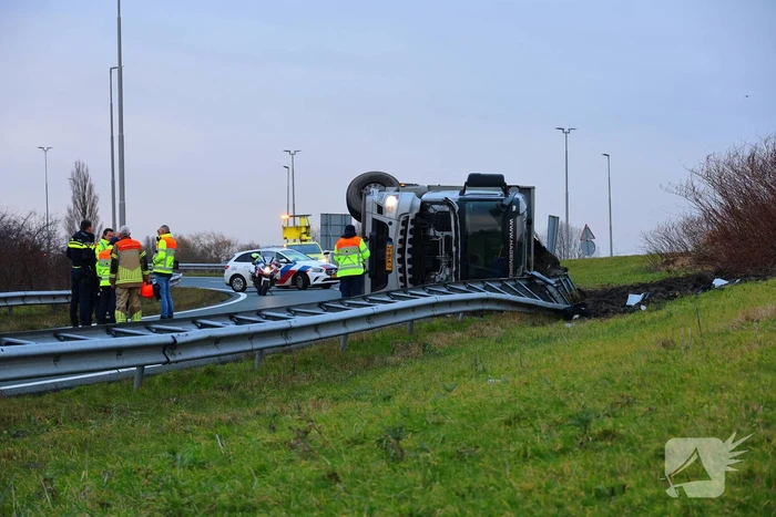 Vrachtwagen gekanteld, chauffeur naar ziekenhuis
