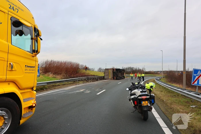 Vrachtwagen gekanteld, chauffeur naar ziekenhuis