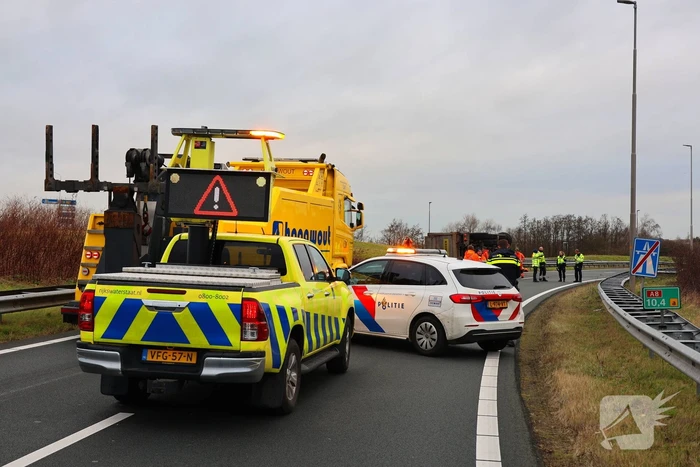 Vrachtwagen gekanteld, chauffeur naar ziekenhuis