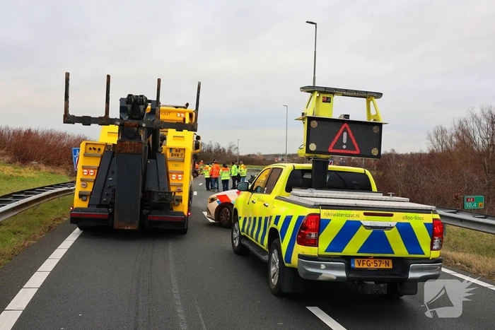 Vrachtwagen gekanteld, chauffeur naar ziekenhuis