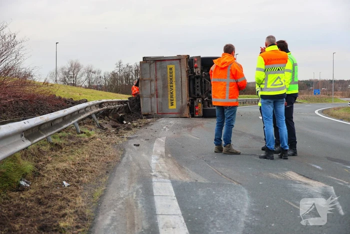 Vrachtwagen gekanteld, chauffeur naar ziekenhuis
