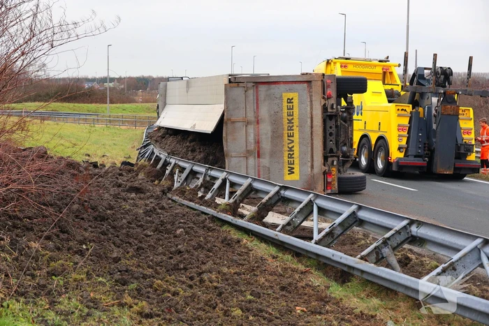 Vrachtwagen gekanteld, chauffeur naar ziekenhuis