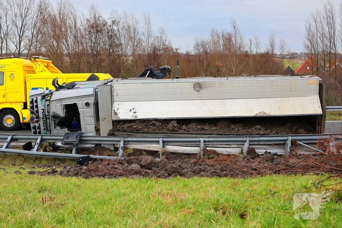 Vrachtwagen gekanteld, chauffeur naar ziekenhuis