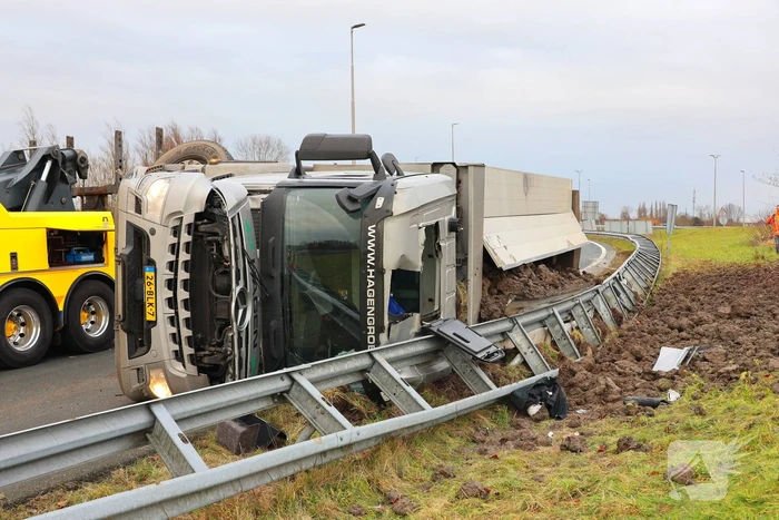 Vrachtwagen gekanteld, chauffeur naar ziekenhuis