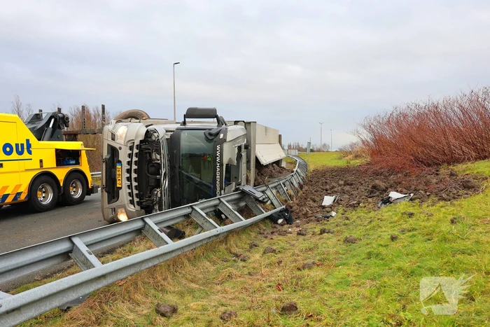 Vrachtwagen gekanteld, chauffeur naar ziekenhuis