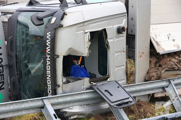 Vrachtwagen gekanteld, chauffeur naar ziekenhuis