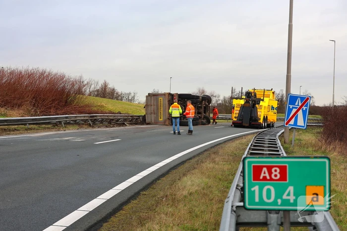 Vrachtwagen gekanteld, chauffeur naar ziekenhuis