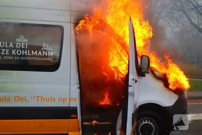 Personenbus volledig in brand