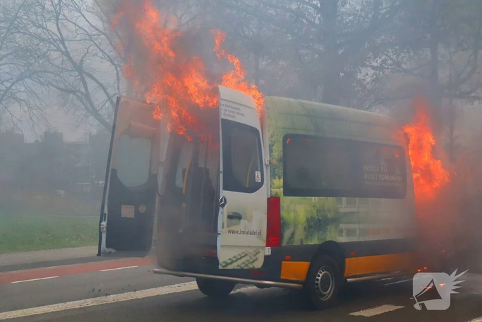 Personenbus volledig in brand