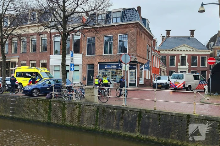 Omstanders redden persoon uit water