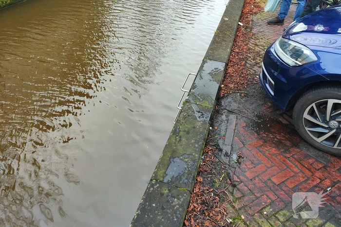 Omstanders redden persoon uit water