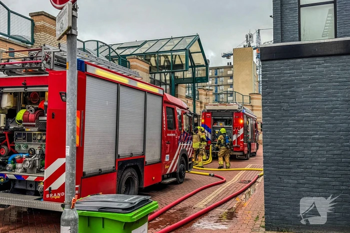 Brandweer oefent in leegstaand winkelcentrum