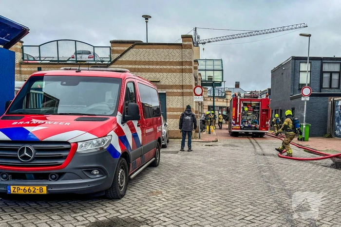 Brandweer oefent in leegstaand winkelcentrum