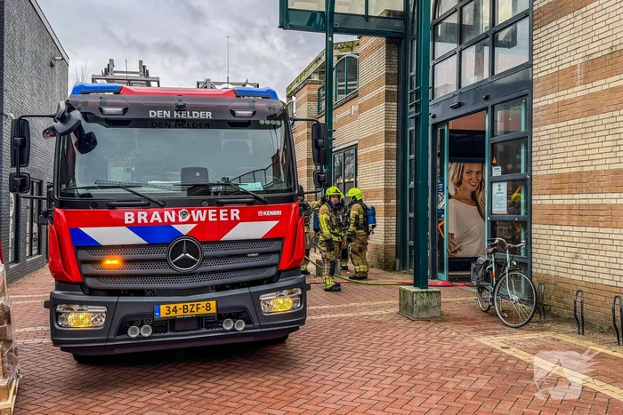 Brandweer oefent in leegstaand winkelcentrum