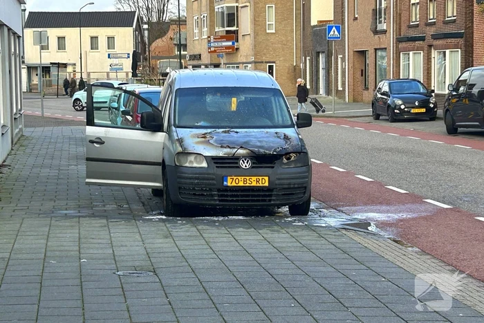 Brand aan voorzijden van bestelbus