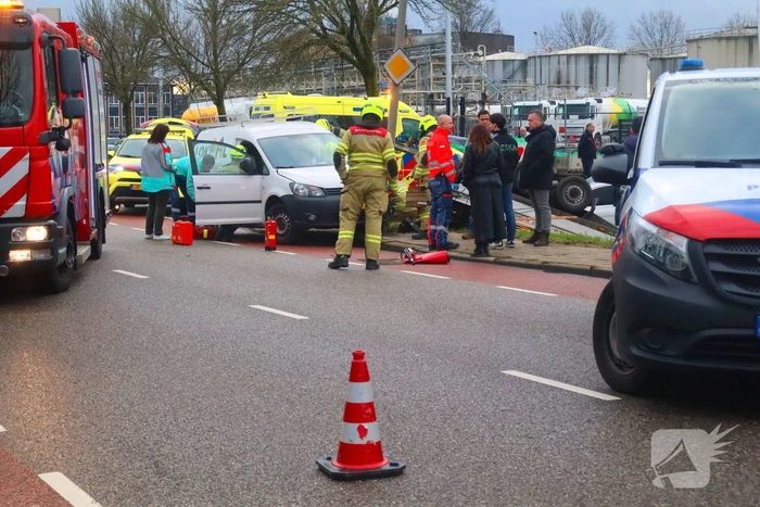 Bestuurder bevrijdt door brandweer bij fikse aanrijding