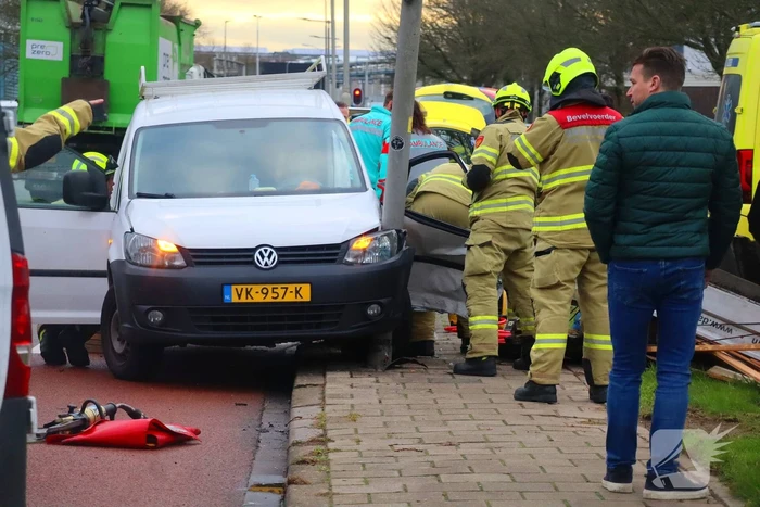 Bestuurder bevrijdt door brandweer bij fikse aanrijding