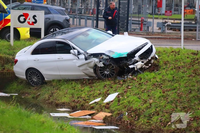 Bestuurder bevrijdt door brandweer bij fikse aanrijding