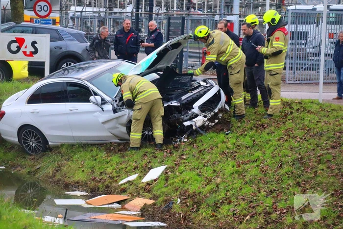 Bestuurder bevrijdt door brandweer bij fikse aanrijding