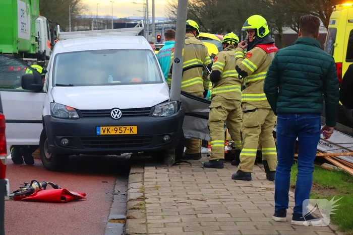 Bestuurder bevrijdt door brandweer bij fikse aanrijding