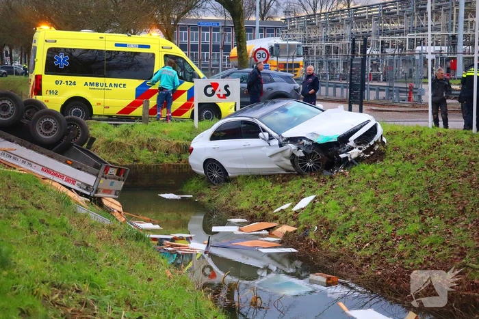 Bestuurder bevrijdt door brandweer bij fikse aanrijding