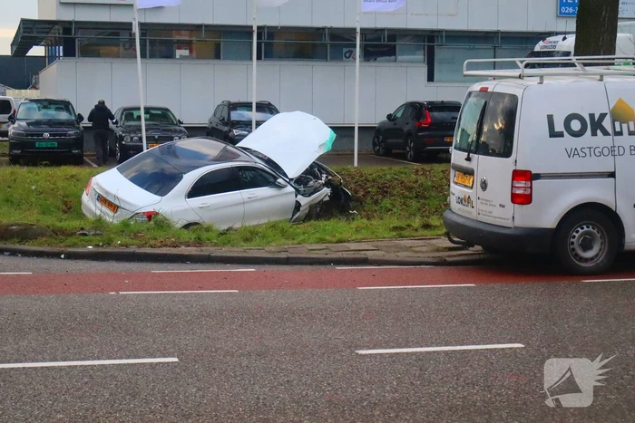 Bestuurder bevrijdt door brandweer bij fikse aanrijding