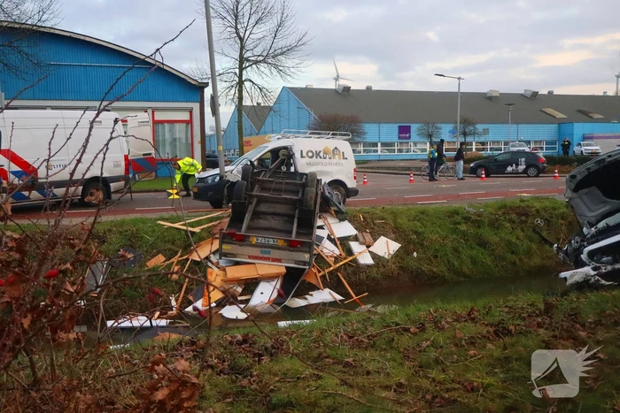 Bestuurder bevrijdt door brandweer bij fikse aanrijding