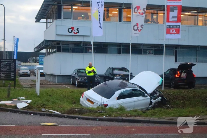 Bestuurder bevrijdt door brandweer bij fikse aanrijding