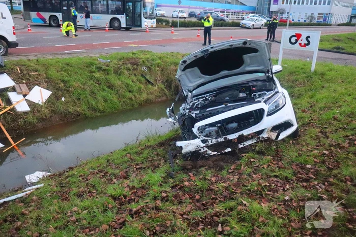 Bestuurder bevrijdt door brandweer bij fikse aanrijding