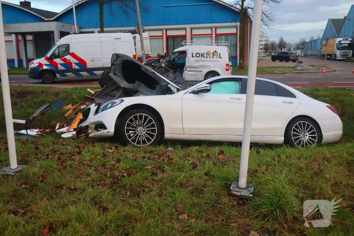 Bestuurder bevrijdt door brandweer bij fikse aanrijding