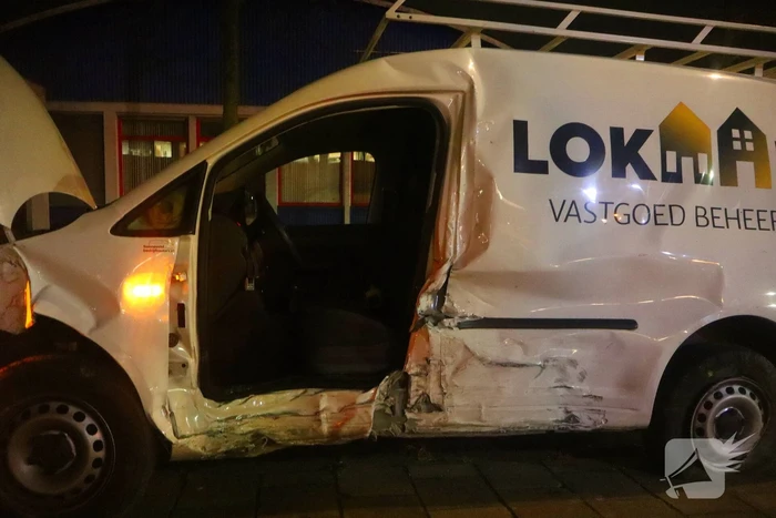 Bestuurder bevrijdt door brandweer bij fikse aanrijding