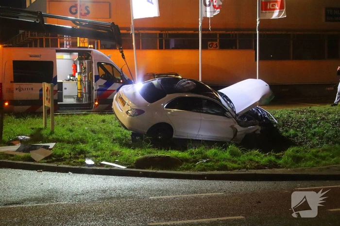 Bestuurder bevrijdt door brandweer bij fikse aanrijding