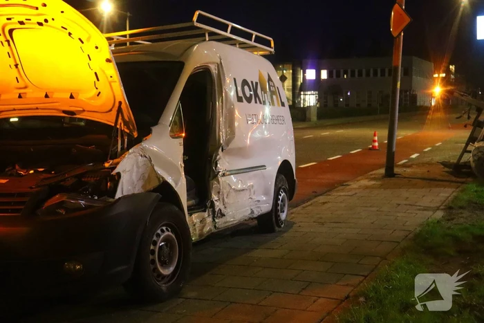 Bestuurder bevrijdt door brandweer bij fikse aanrijding
