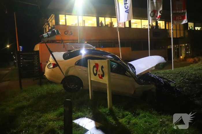 Bestuurder bevrijdt door brandweer bij fikse aanrijding