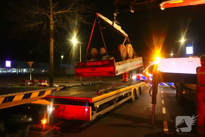 Bestuurder bevrijdt door brandweer bij fikse aanrijding