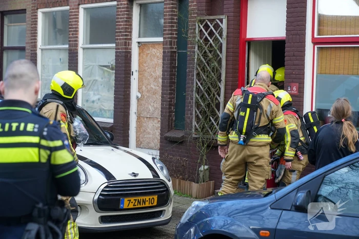Brandweer verricht sloopwerkzaamheden vanwege brand