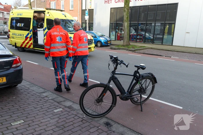Bestuurder speed pedelec rijdt tegen openslaande autodeur