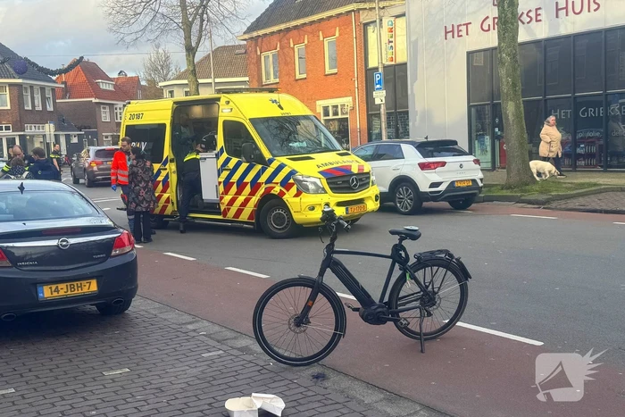 Bestuurder speed pedelec rijdt tegen openslaande autodeur